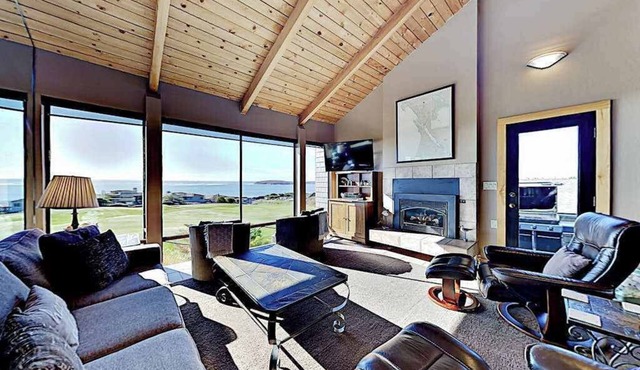 Bodega Bay 5BR ocean-view home with hot tub & sauna at The Links