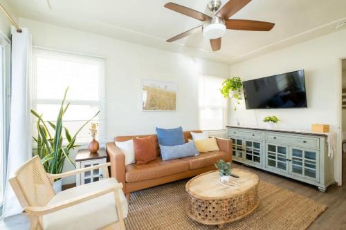 Boho Chic Cottage Walk to Cafes Outdoor Lounge