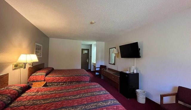 Boulder Bear Motor Lodge - Two Queen Beds 103 Front