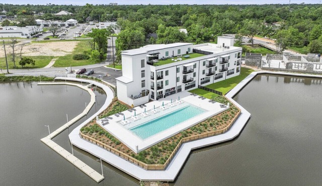 Brand New 1 Bedroom Condo-Luxurious Waterfront Pool-Sleeps 4