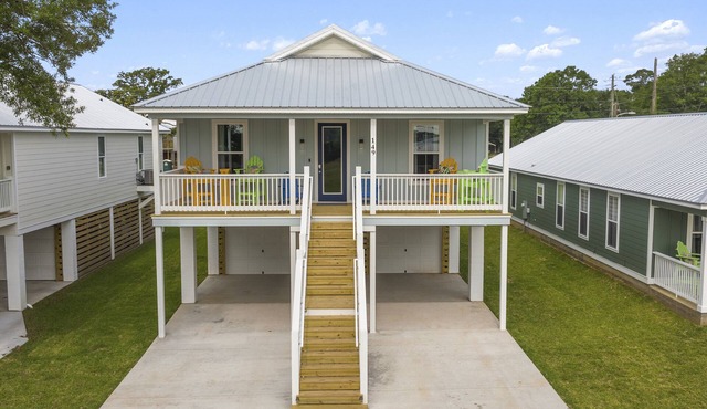 Brand New Beach Home, 2-3 min walk to beach! sleeps 12, GameRoom 4BR, 3 bath.