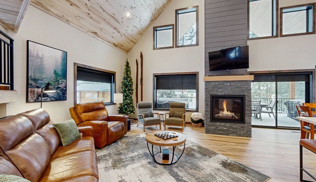 Brand new chalet w/gourmet kitchen, fireplace, deck & grill - walk to skiing