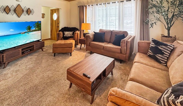 Breezy 4BR | Steps to UW Campus