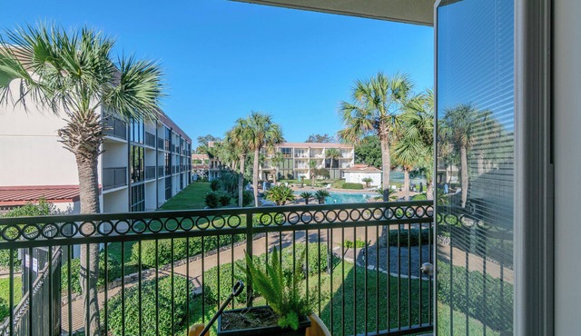 Bright 2 bedroom, 2 bathroom villa with pool view - at beachside Ocean Club