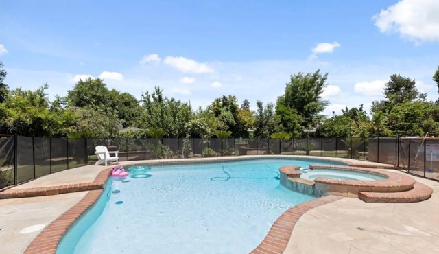 Bright and spacious 4-bed w/ pool and king suite