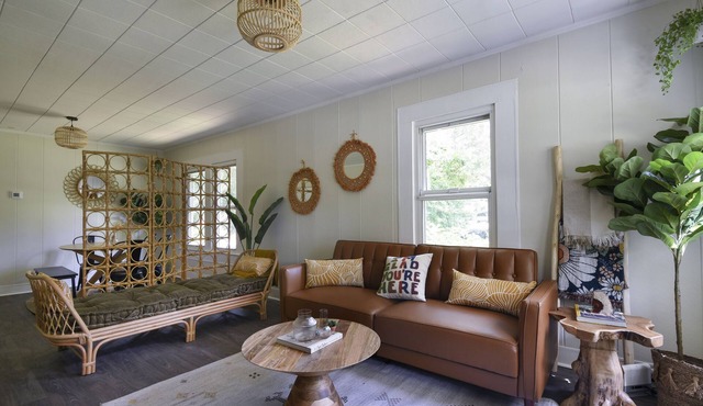 Bungalow style home - 10 min walk to beach!