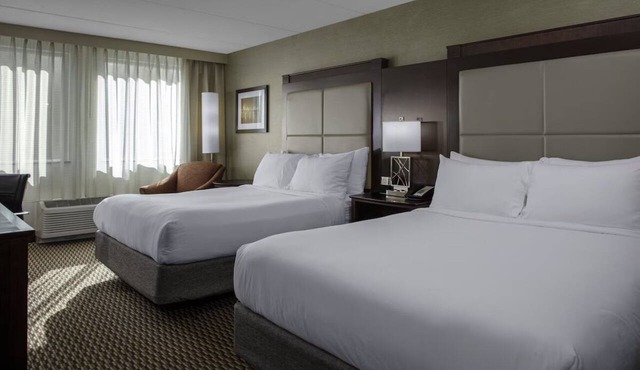 Burlington Mall 2 Queen Room with Pool & Gym