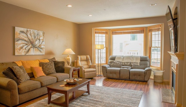 Business trip & couples friendly, 9 Miles to MPLS, Attached Garage, King Beds