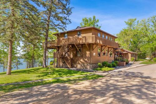 Cabin #11 Upstairs Loft 2BR 2BA Timberlane Resort