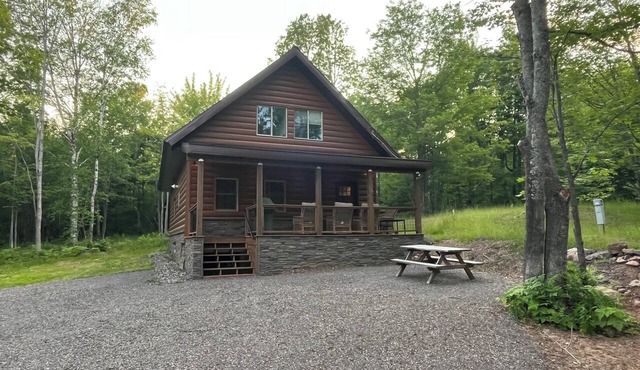 Cabin by the Falls: Modern 3BR Getaway for Relaxation & Adventure