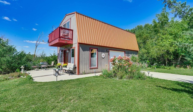 CABIN - Pet Friendly, Lake View, Patio & Deck, Trails