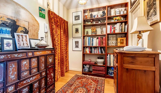 Cabinet of curiosities close to Eiffel Tower, Charming 50 years of souvenirs
