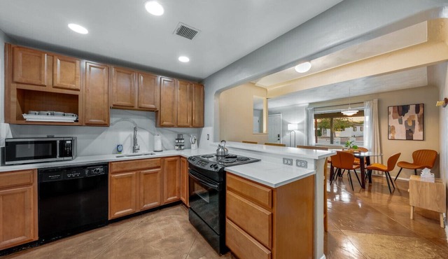 Central/Fire Pit/Fenced Backyard/4 BR 2 BA