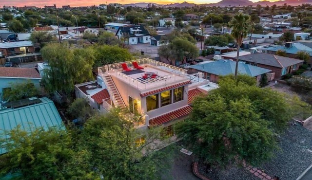 Central Home w/Panoramic Views - 1.3 miles to UofA/3.5 miles to downtown