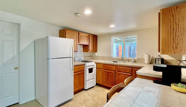 Charming 1-bedroom guesthouse in desirable Ojai close to town with private yard