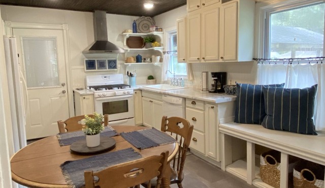Charming 2/1 Centrally located and close to ULM! Pet Friendly!