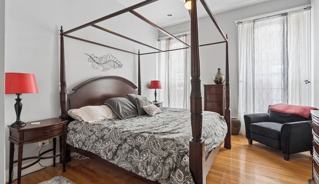 Charming 2-bedroom apartment in Newton on square above coffee shop!