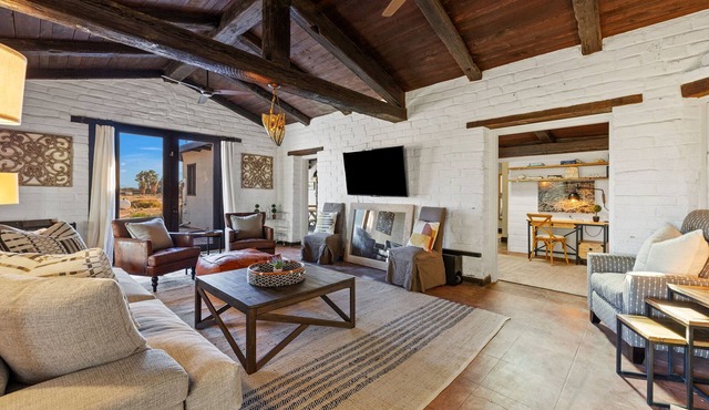 Charming 3-bedroom Equestrian farmhouse with WiFi, AC in welcoming Thermal