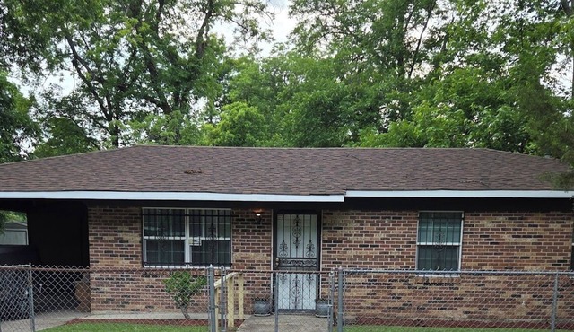 Charming 3-bedroom house in Dermott with plenty of yard for family activities.