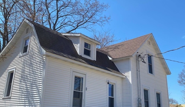 Charming 3-bedroom pet-friendly house on private farmland in beautiful Mondovi.