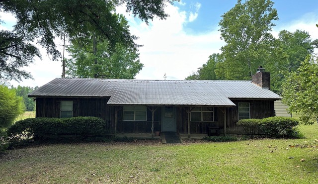 Charming 3-bedroom cabin in Autaugaville with AC and Hangout Building