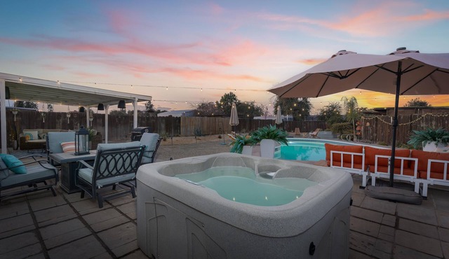 Charming 3-bedroom house with Pool, hot tub and Tiki bar in Bakersfield