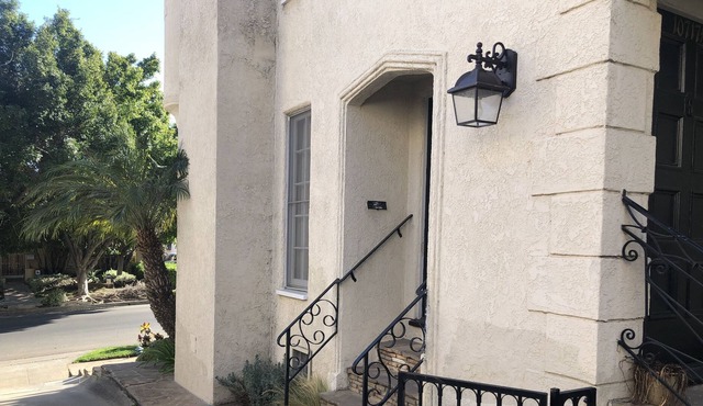 Charming apartment gem in Westwood Village, centrally located private and quiet