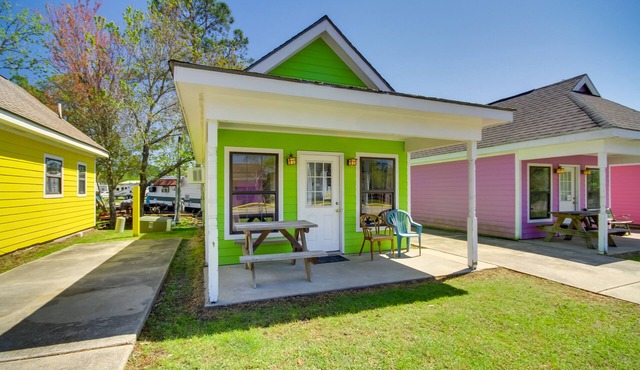 Charming Biloxi Studio w/Community Pool & Lake!