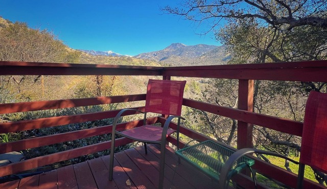 Charming bungalow with an Amazing view of Sequoia National Park in Three Rivers.