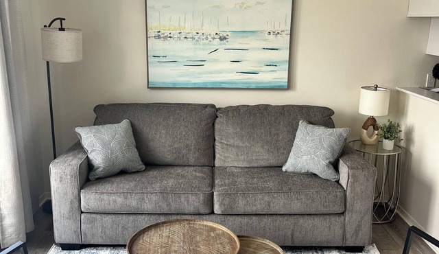 Charming, clean and spacious unit with private balcony 1.5 blks from the beach!
