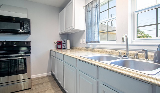 Charming Cottage blocks from the Beach & Casinos