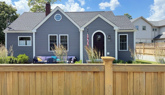 Charming & family friendly, walkable 3-bedroom cottage in Jamestown village