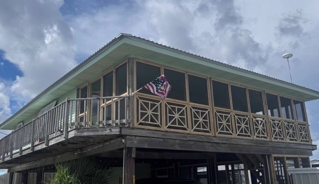 Charming fishing camp, 2-bedroom building with WiFi, AC in Cypremort Point.