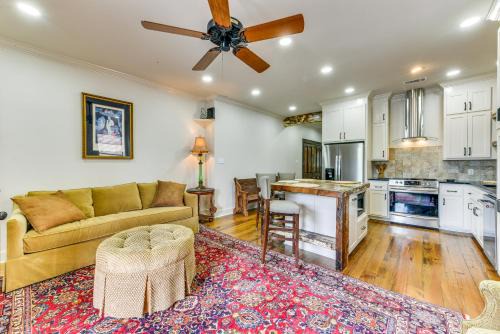 Charming Louisiana Getaway w/Furnished Balcony!