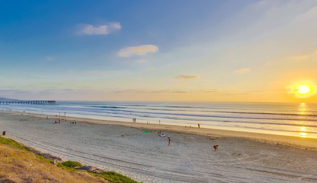 Charming Oceanfront view condo, pool, and parking