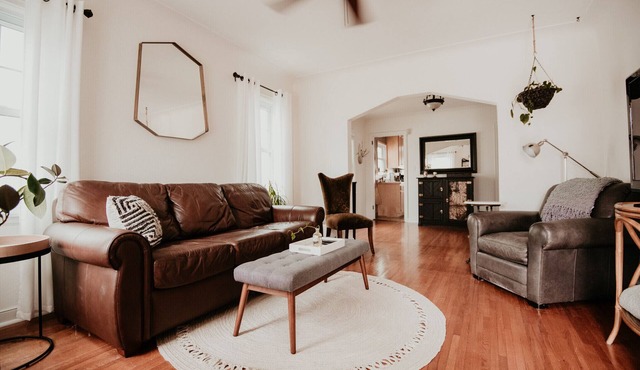 CHARMING RETREAT, PET FRIENDLY, FENCED BACK YARD, GAME ROOM, CLOSE TO COLLEGES,