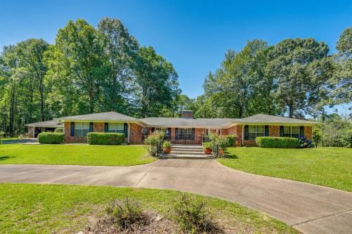 Charming Retreat w/Patio: Near Grambling/Ruston!