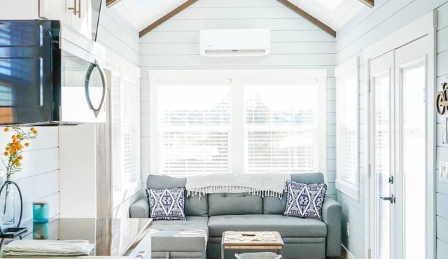 Charming Tiny Home with private deck and bbq