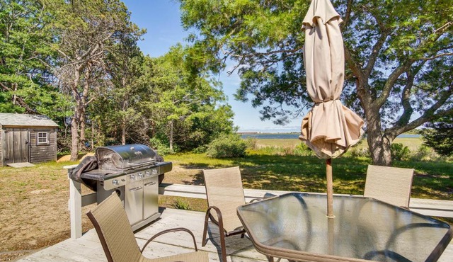 Charming West Yarmouth Cottage - Walk to Beach