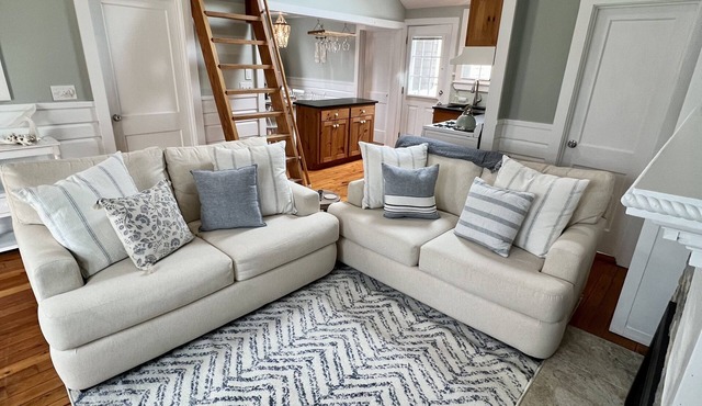 Chatham Beach Cottage + loft Walk to the Beach