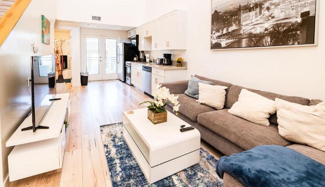 Chic 1-Bedroom Loft in Hollywood 10 Min From Downtown