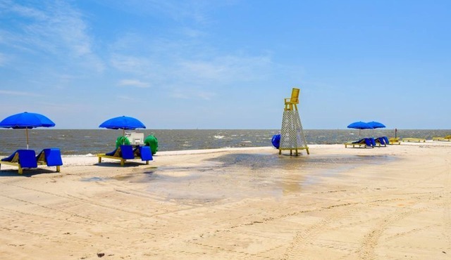Chic Coastal Haven + Walk to Beach + Rest + Casino