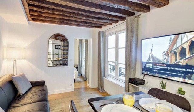 Chic Marais Retreat | Steps to Cafes & Notre Dame