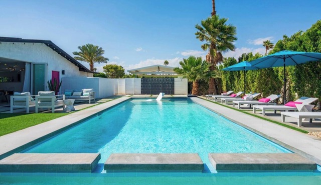 Chic Private Oasis, 4 BR, Huge Pool & Spa, Views!