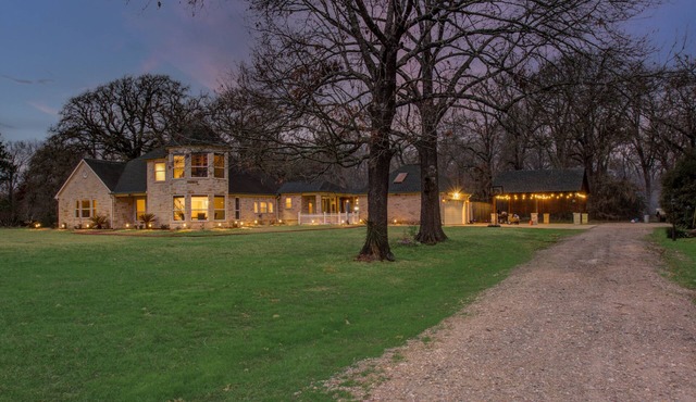 Chick & Modern Getaway Ranch - Lake Livingston View!