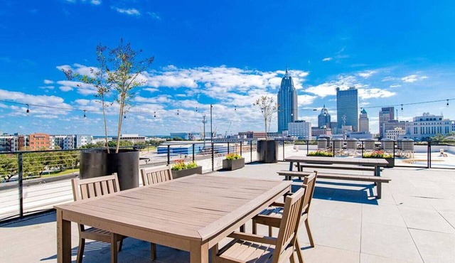 City Center Apartment - Free Parking & Great Views