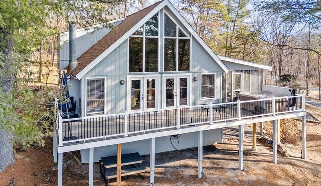 Classic Mountain Retreat Cabin with Private Hot Tub Near Hiking & Golf in Hedgesville, West Virginia