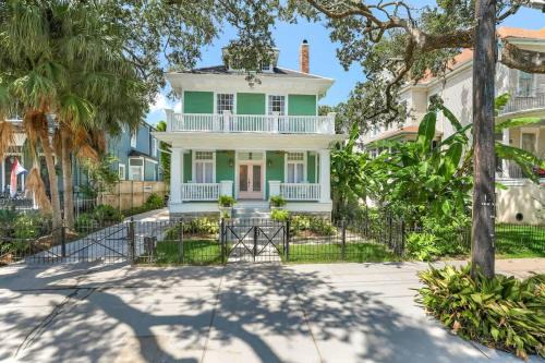 Classy Upscale Villa Perfect Uptown Location
