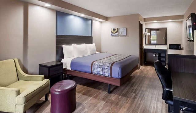 Clean & Convenient Jasper Room Close to Restaurants, Shopping & Attractions