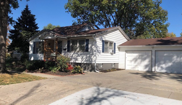 CLEAN HOME in Millard! 15 min to pumpkin patch. Centrally located. Book now!